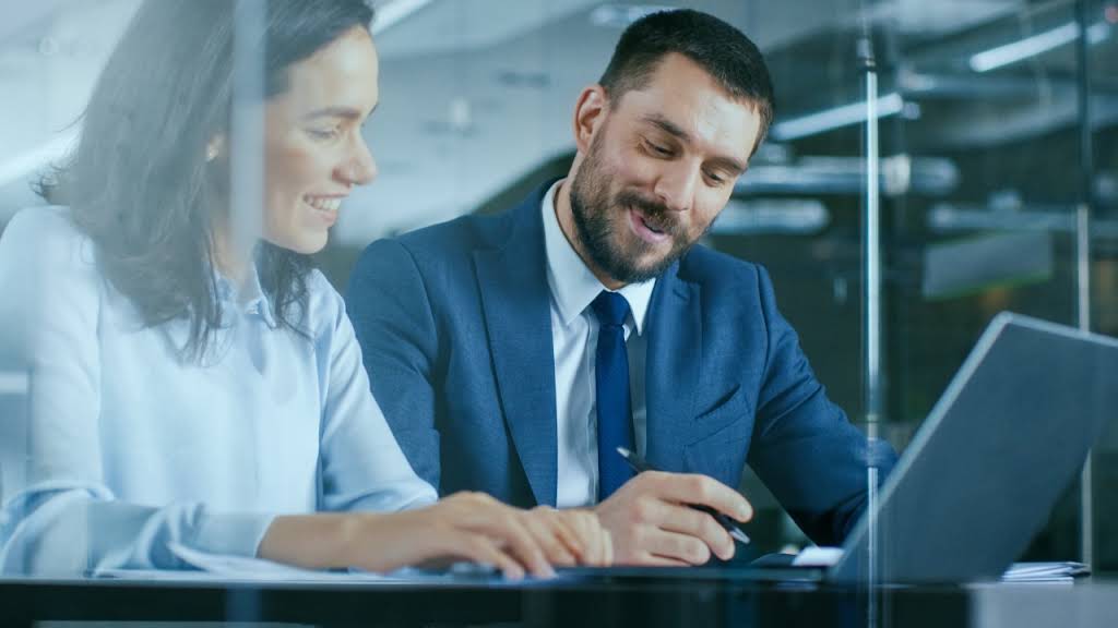 Consulente Smart Energy al tavolo con il cliente in azienda